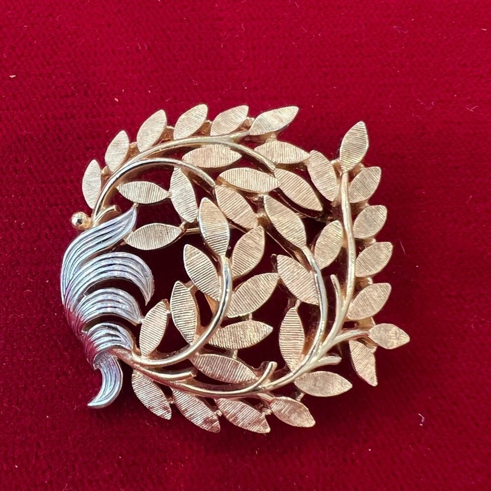 Vintage trifari leaf brooch